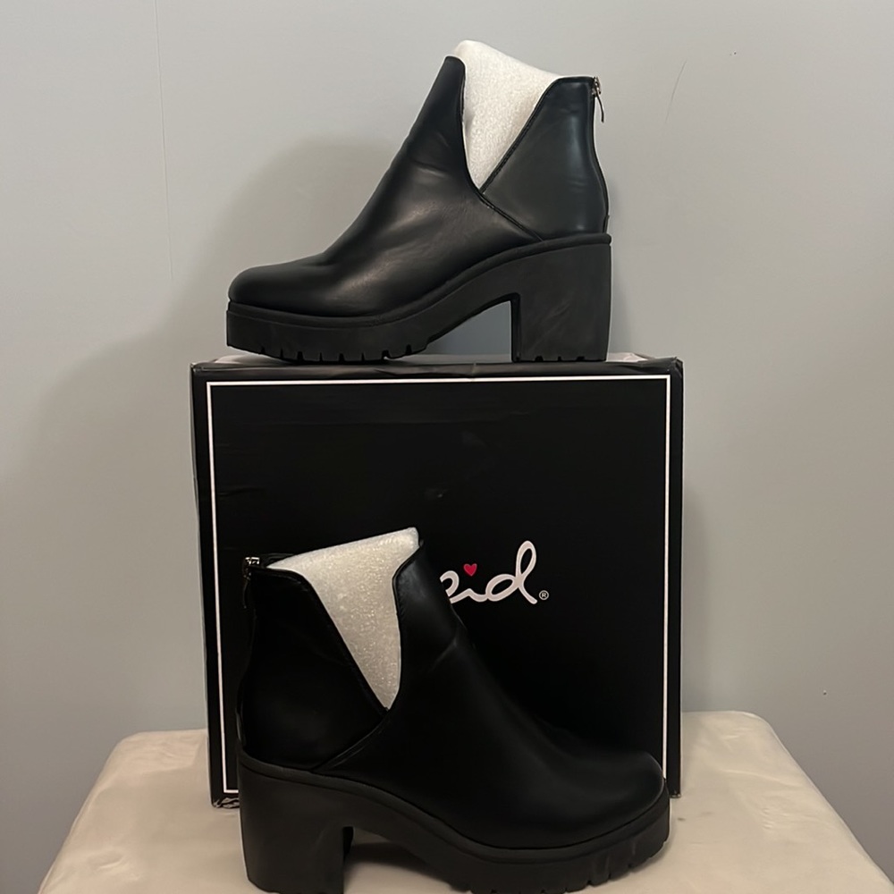 Qupid Women’s Chunky Heel Black Booties